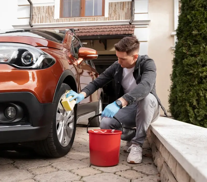 Lavage auto à domicile Lüe : professionnel intervenant sur un véhicule